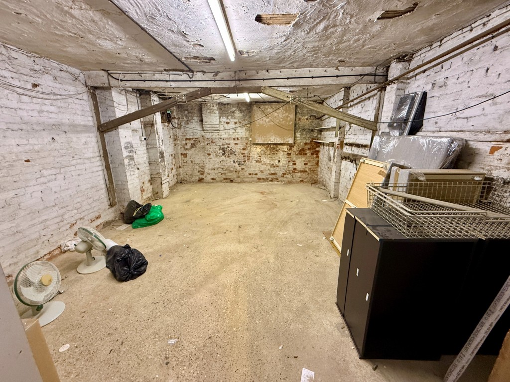 Lot: 30 - MIXED-USE DOUBLE-FRONTED BUILDING - 10 Grange Road - basement